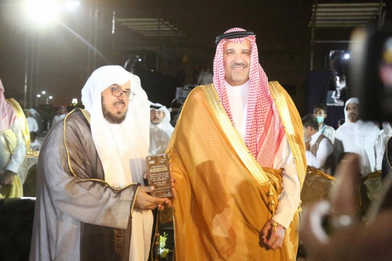 تكريم فيصل بن سلمان من قبل مدير التعليم بالمدينة
