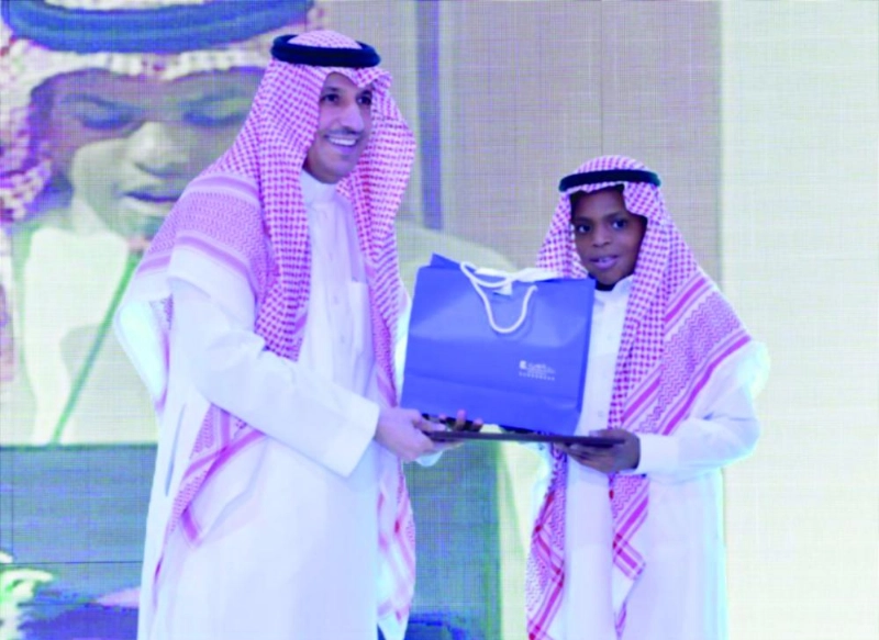علي الغفيص خلال تكريمه أحد المتفوقين (واس)