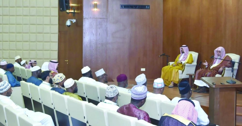 صالح آل الشيخ خلال استقباله رئيس وأعضاء لجنة الدعوة في أفريقيا (واس)