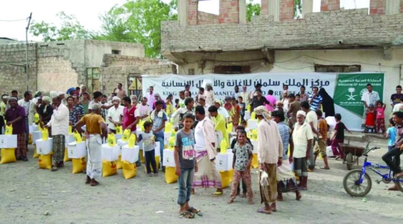 مستفيدون من سلال مركز الملك سلمان في حيس (واس)