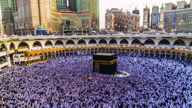 معتمرون يطوفون حول الكعبة المشرفة (أنس الحارثي)