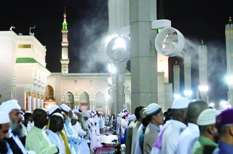 المراوح أثناء رش الرذاذ على المصلين في ساحات المسجد النبوي (واس)