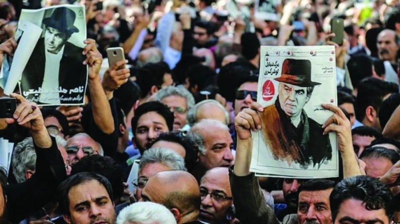 جماهير غفيرة شيعت الممثل والمخرج الإيراني ناصر مطيعي (العربية نت)