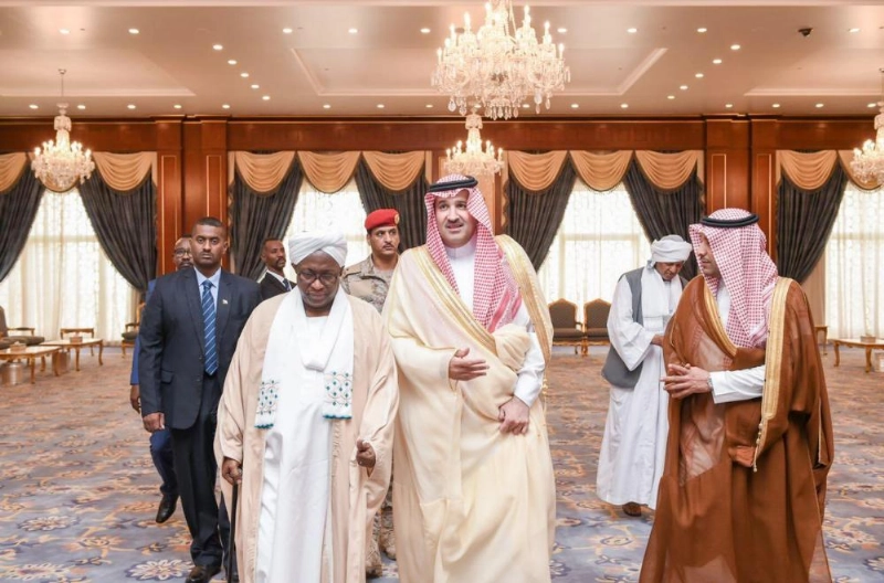 فيصل بن سلمان خلال استقباله حسبو محمد أمس (واس)