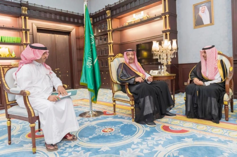 حسام بن سعود لدى استقباله مسفر المالكي (واس)