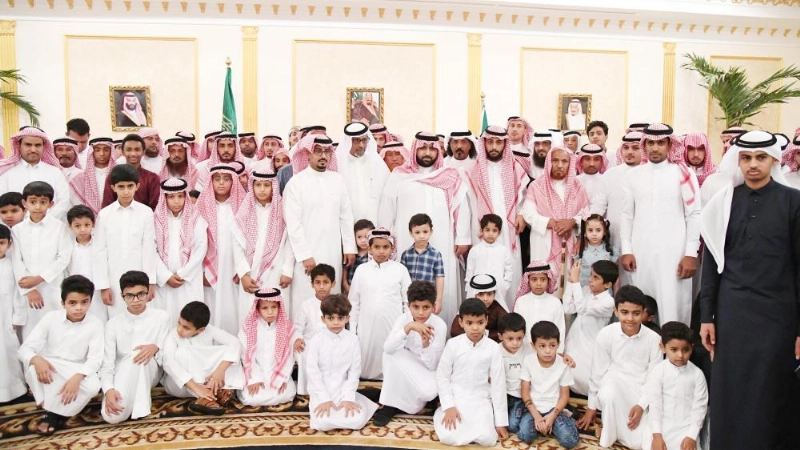 محمد بن عبدالعزيز متوسطا أبناء شهداء الواجب وذويهم (واس)
