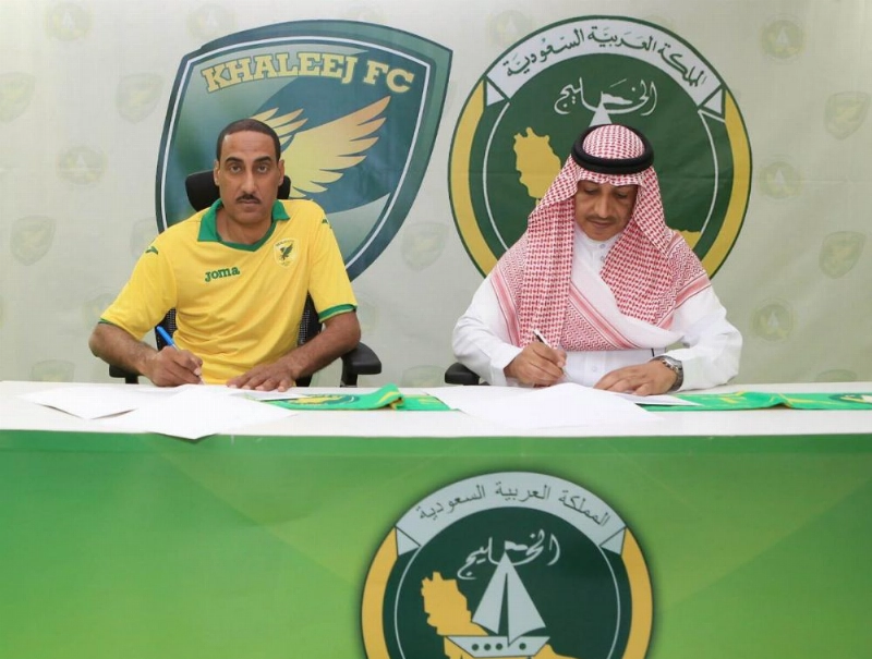 سمير هلال وفوزي الباشا خلال التوقيع (إعلامي الخليج)