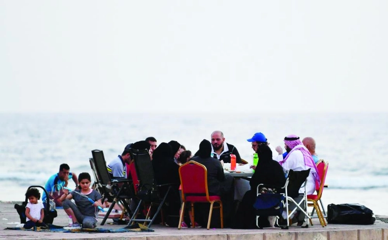 الأهالي والزوار يستمتعون بأجواء كورنيش جدة الجديد خلال الإفطار (واس)