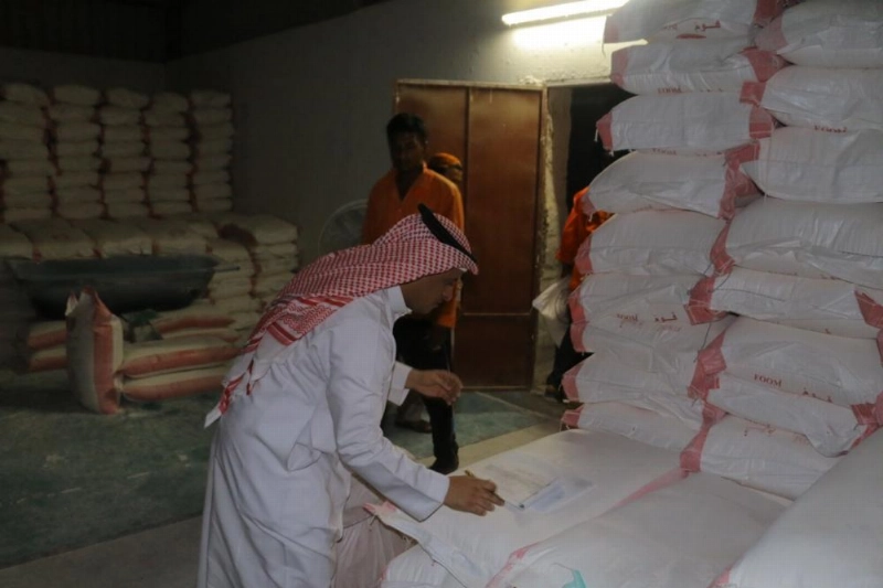 مراقب البلدية خلال مداهمة المستودع (مكة)