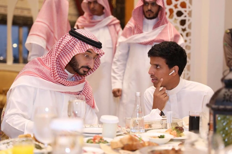 عبدالله بن بندر مشاركا في الإفطار (مكة)