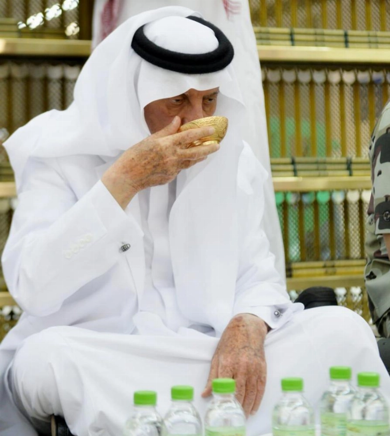 .. ويتناول ماء زمزم (واس)