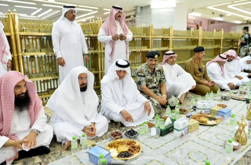 خالد الفيصل لدى مشاركته رجال الأمن الإفطار بالحرم المكي أمس