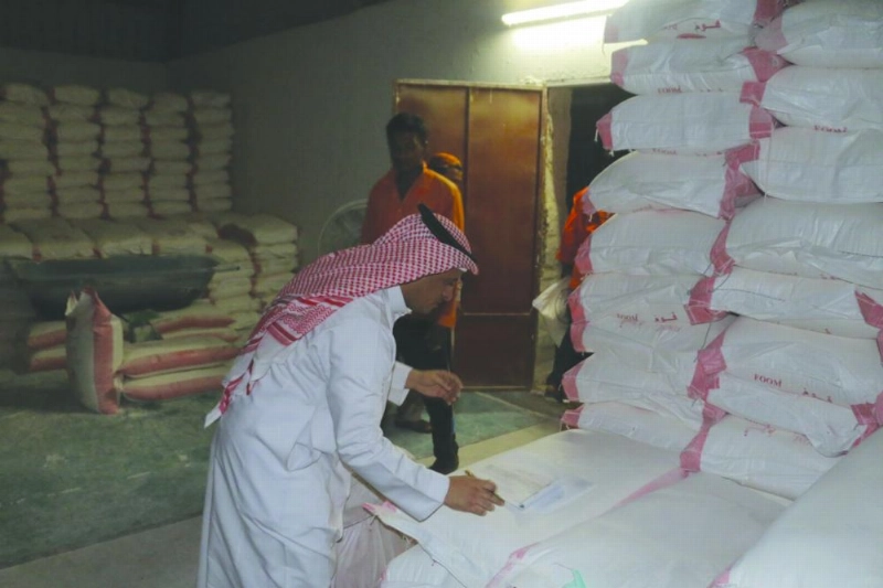مراقب البلدية خلال مداهمة المستودع (مكة)