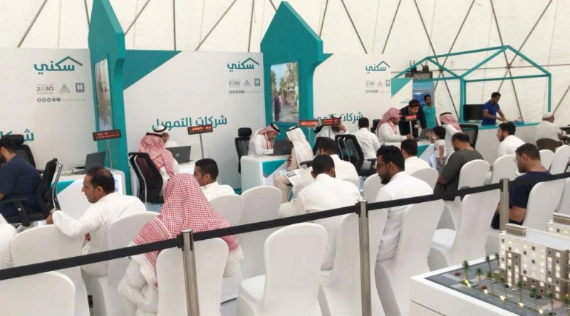 مستفيدون أثناء الانتظار لحجز وحدات (وزارة الإسكان)