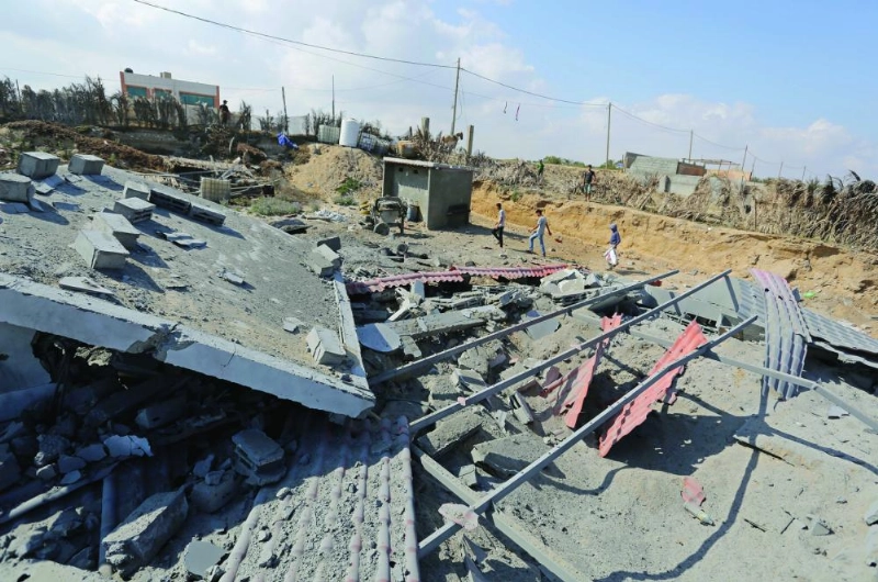 Palestinians inspect the site targeted by an Israeli air strike, in Khan Yunis, Southern Gaza strip, 30 May 2018. The Israeli Defense Forces said it launched more than 35 airstrikes targeting the militant groups Hamas and Islamic Jihad, after approximately 70 rockets and mortars were fired toward Israeli territory Tuesday morning. Photo: Ashraf Amra/APA Images via ZUMA Wire/dpa