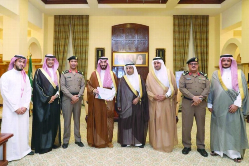 عبدالله بن بندر عقب تسلمه التقرير (تويتر)