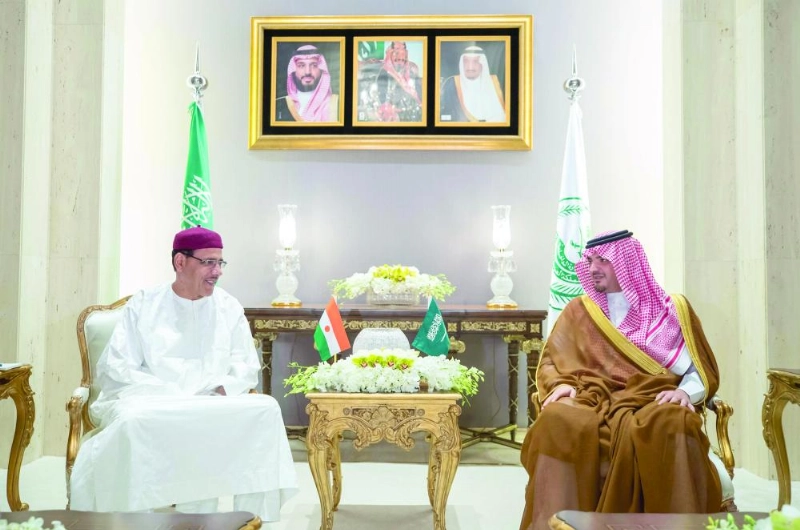 عبدالعزيز بن سعود خلال استقباله أمس محمد بازوم (واس)