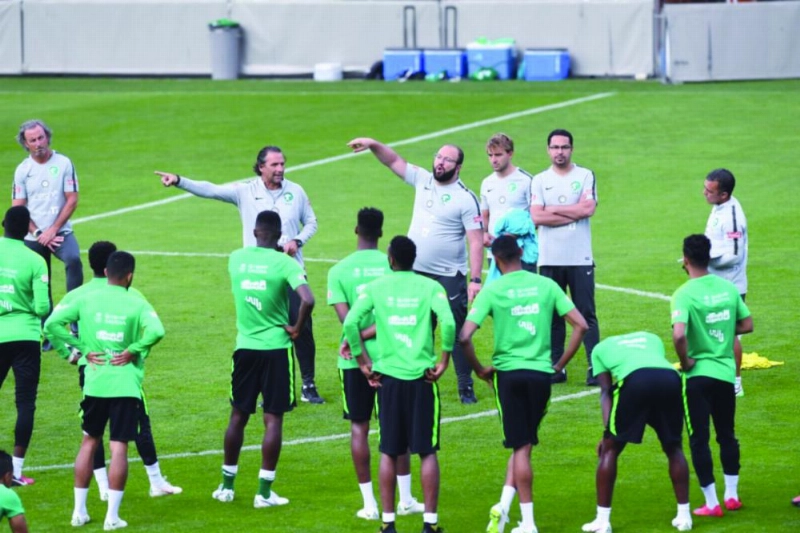 توجيهات فنية من بيتزي للاعبين أمس (الاتحاد السعودي)