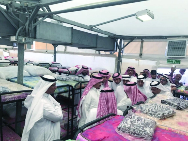 .. ويطلع على أسرة الدورين في إحدى الخيم (مكة)