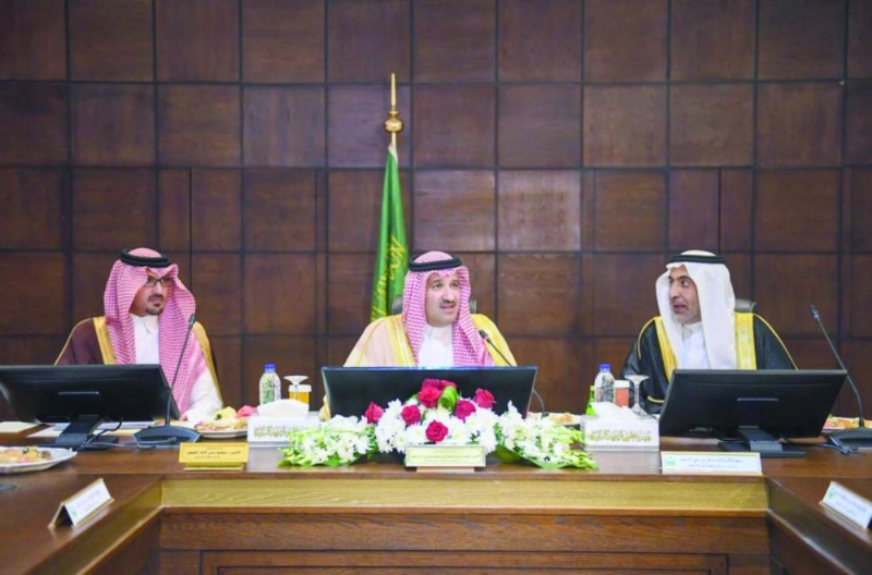 فيصل بن سلمان مترئسا الاجتماع بحضور سعود بن خالد (واس)
