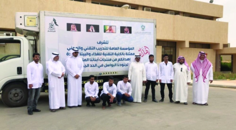 الشاحنة التي حملت المنتجات الغذائية للجنود المرابطين (تويتر)