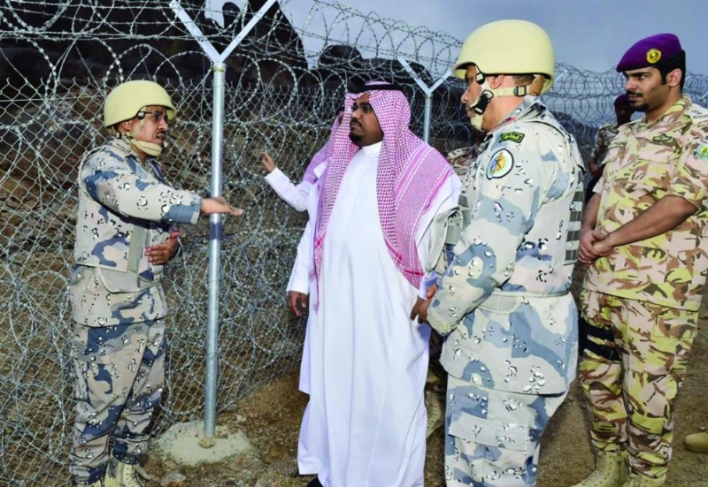 تركي بن هذلول يتحدث لأحد الجنود المرابطين (واس)