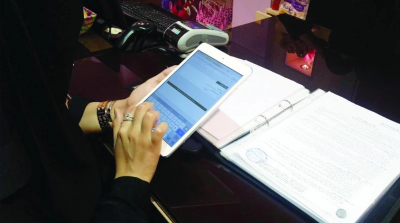 مفتشة العمل أثناء التأكد من بيانات أحد المحلات (وزارة العمل)