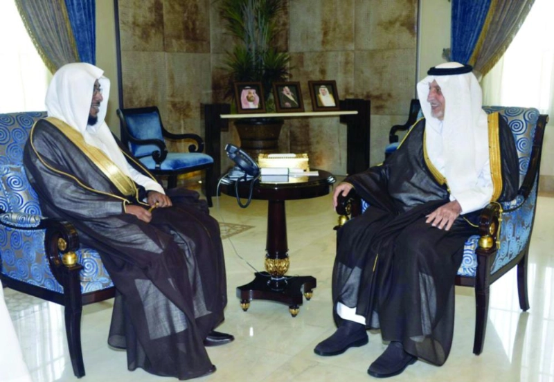 خالد الفيصل لدى استقباله رامي الحازمي أمس (واس)