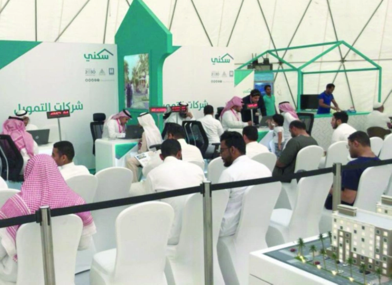 مستفيدون يطلعون على تفاصيل الوحدات (واس)