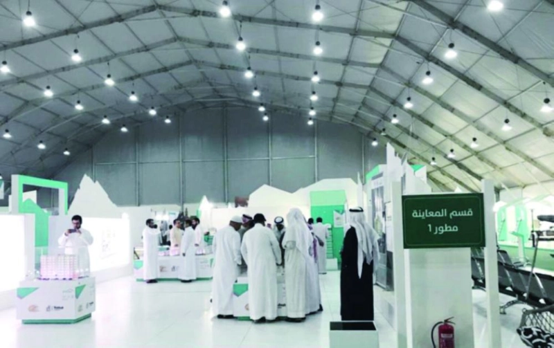 مستفيدون يطلعون على تفاصيل الوحدات (واس)