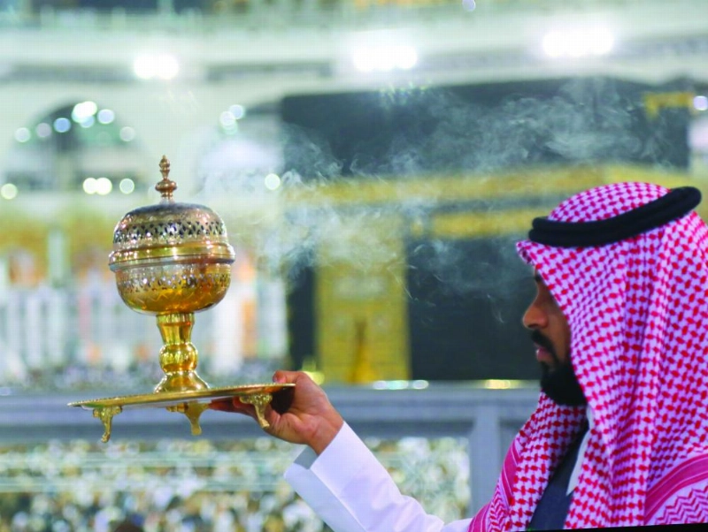 أحد منسوبي رئاسة الحرمين يبخر أروقة الحرم المكي (ياسر بخش)