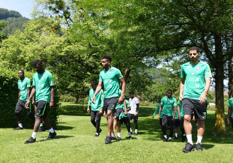 تدريبات الأخضر صباح أمس في حديقة الفندق (الاتحاد السعودي)