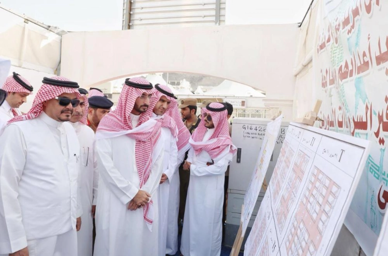 عبدالله بن بندر خلال زيارته مخيمات حجاج جنوب آسيا بمشعر منى (واس)