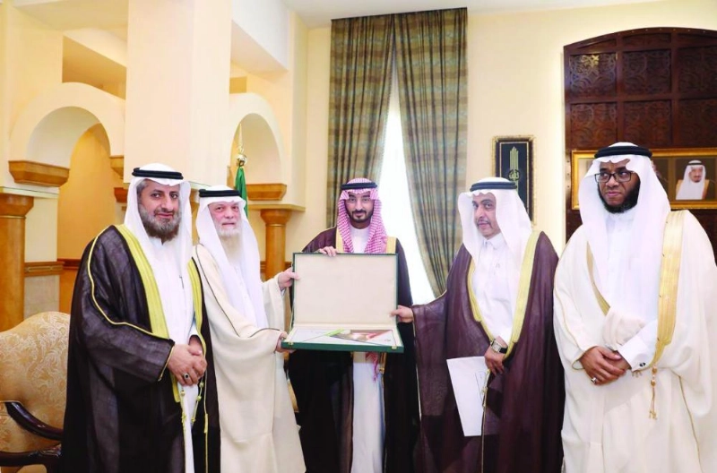 عبدالله بن بندر يتسلم هدية من رئيس وأعضاء إدارة الجمعية (واس)