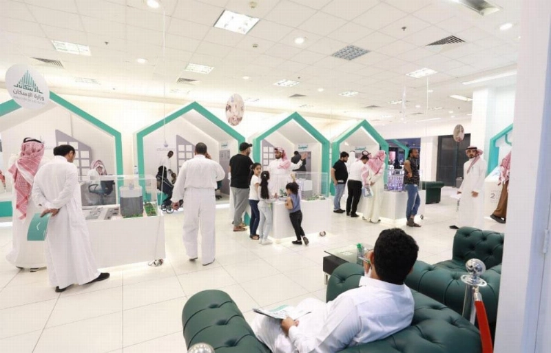 مستفيدون أثناء إتمام حجوزاتهم (وزارة الإسكان)