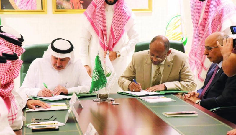 الربيعة يوقع على إحدى الاتفاقيات (واس)