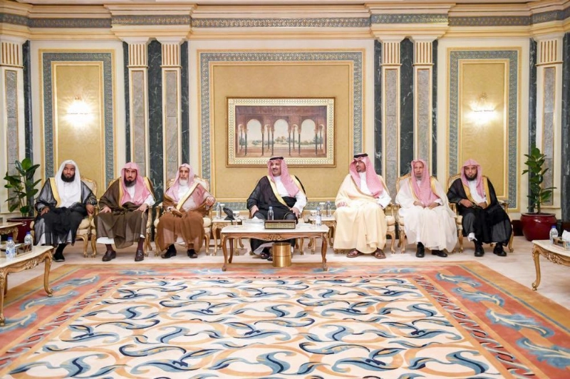فيصل بن سلمان خلال استقباله أئمة ومؤذني المسجد النبوي ومسؤولي الجهات الحكومية (واس)