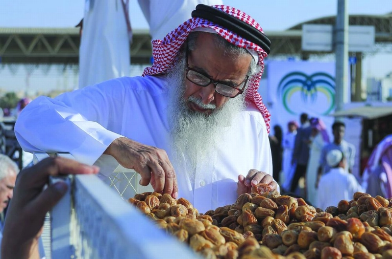 مستهلك أثناء شرائه تمرا في سوق بريدة (مكة)