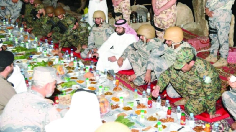 محمد بن عبدالعزيز مشاركا ضباط وأفراد القوات المرابطة طعام الإفطار (واس)