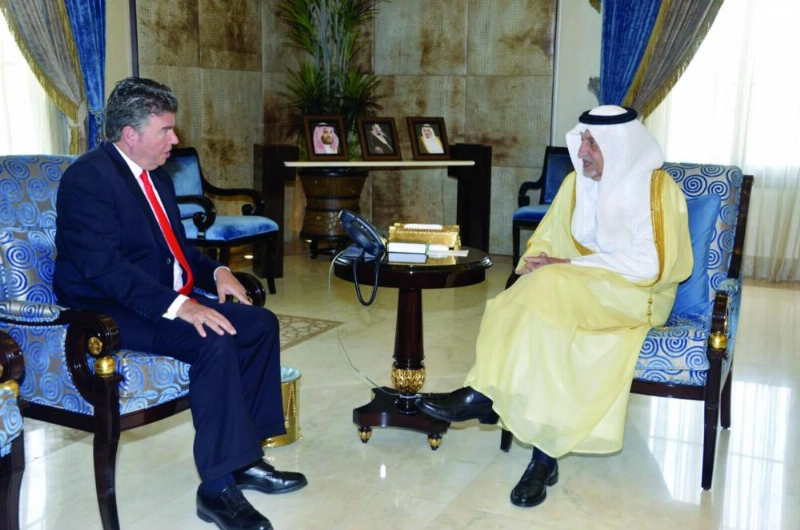 خالد الفيصل خلال استقباله ماتياس ميتمان (واس)