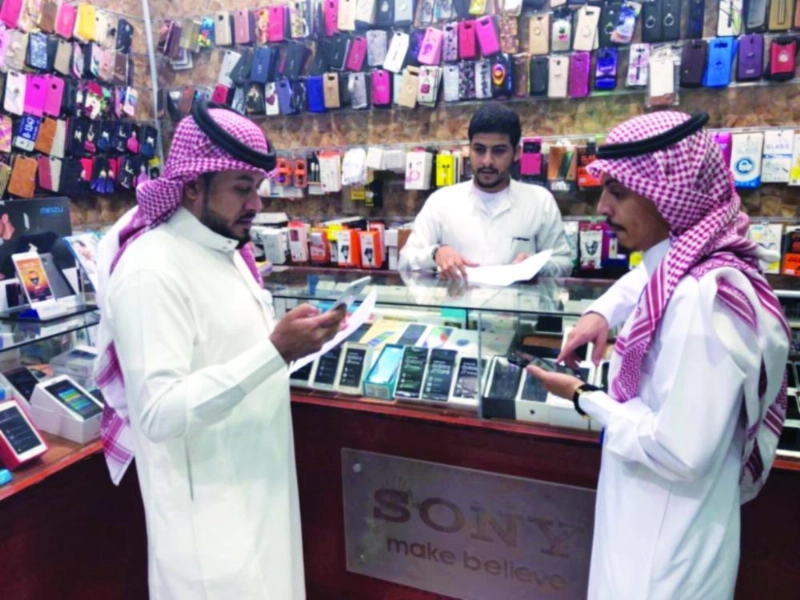 مفتشو العمل أثناء الجولة (وزارة العمل)