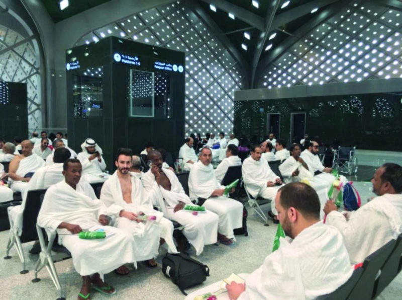 مسافرون بإحدى محطات القطار (واس)