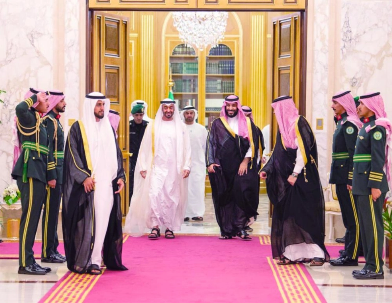 الأمير محمد بن سلمان خلال استقباله الشيخ محمد بن زايد في جدة (واس)