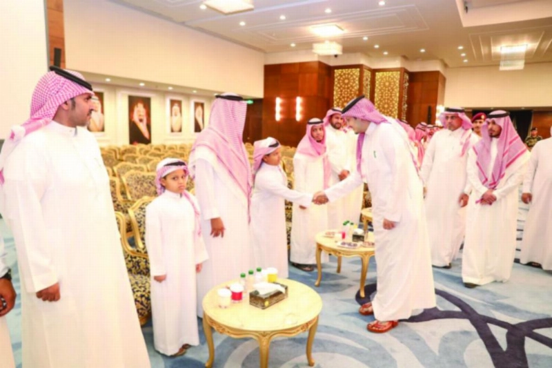 .. ويصافح أحد الأطفال