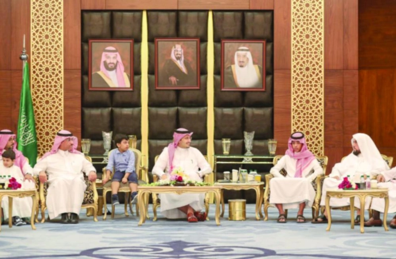 أحمد بن فهد مستقبلا أبناء شهداء الواجب (واس)