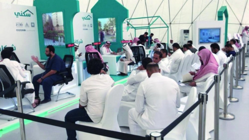 مستفيدون خلال حجز وحداتهم في رتاج مكة (مكة)
