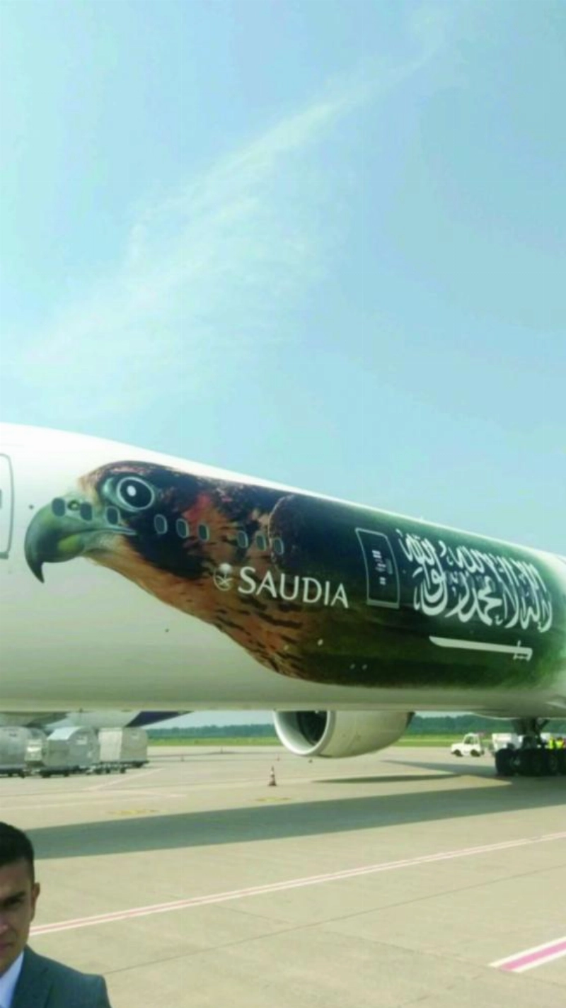 بعثة الأخضر قبل مغادرة مطار كولونيا الدولي (الاتحاد السعودي)