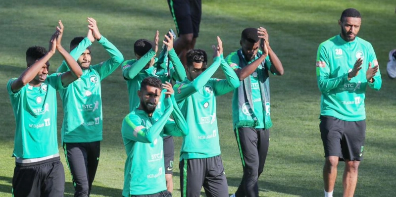 اللاعبون يتوجهون بالتحية للجماهير خلال التدريب (إعلامي المنتخب)