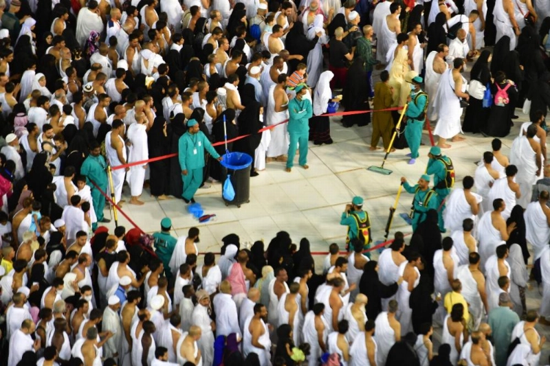 عمال خلال تنظيف صحن المطاف (مكة)
