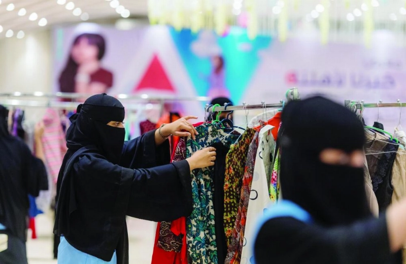 فريق سخاء التطوعي خلال توزيع كسوة العيد (واس)